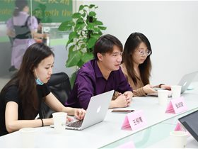 教育部學(xué)校規(guī)劃建設(shè)發(fā)展中心智慧學(xué)習(xí)工場研究院執(zhí)行院長張閎肆一行到訪